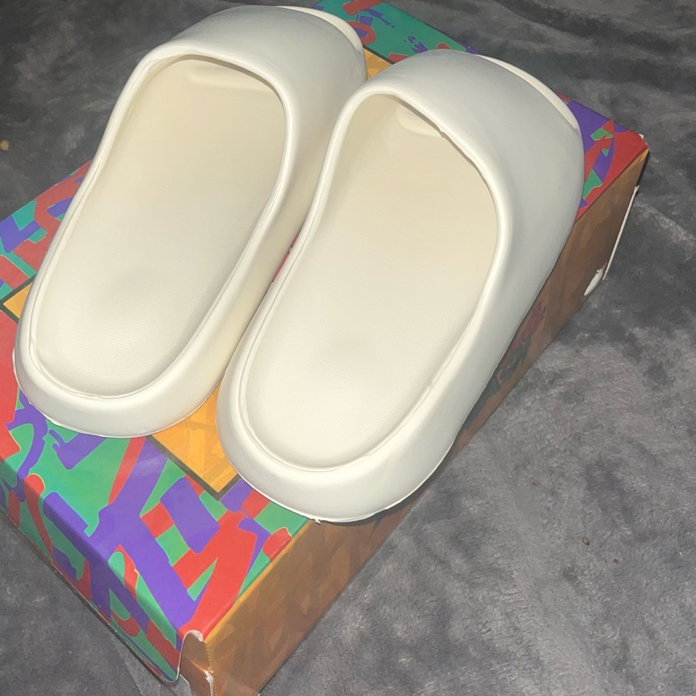 Beige Quiet Luxury Style Slides - Picture 10 of 12